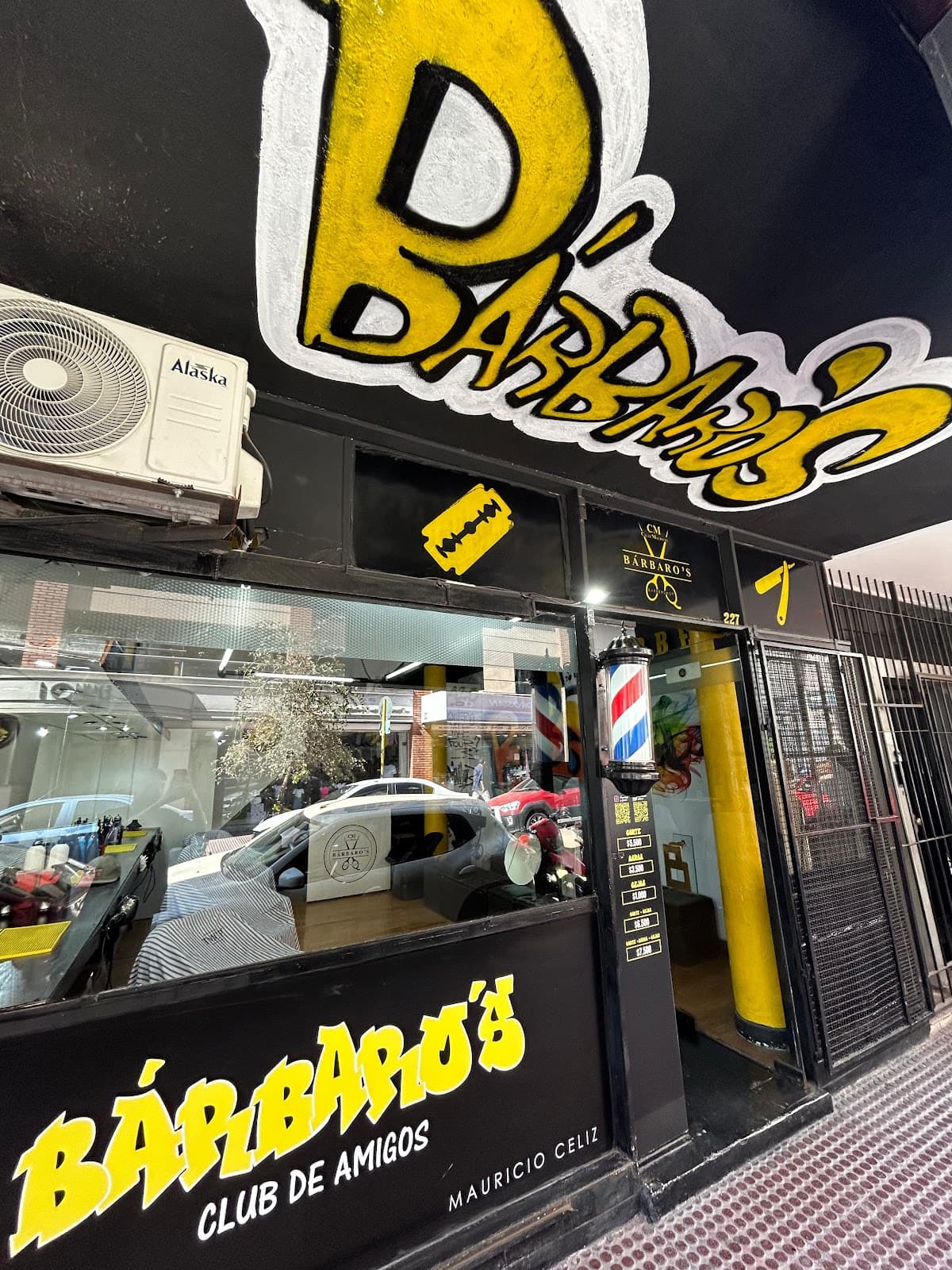 BARBARO'S | Barbería & Amigos