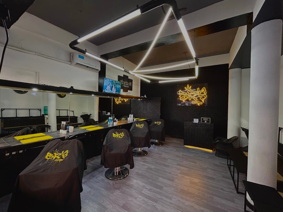 BARBARO'S | Barbería & Amigos